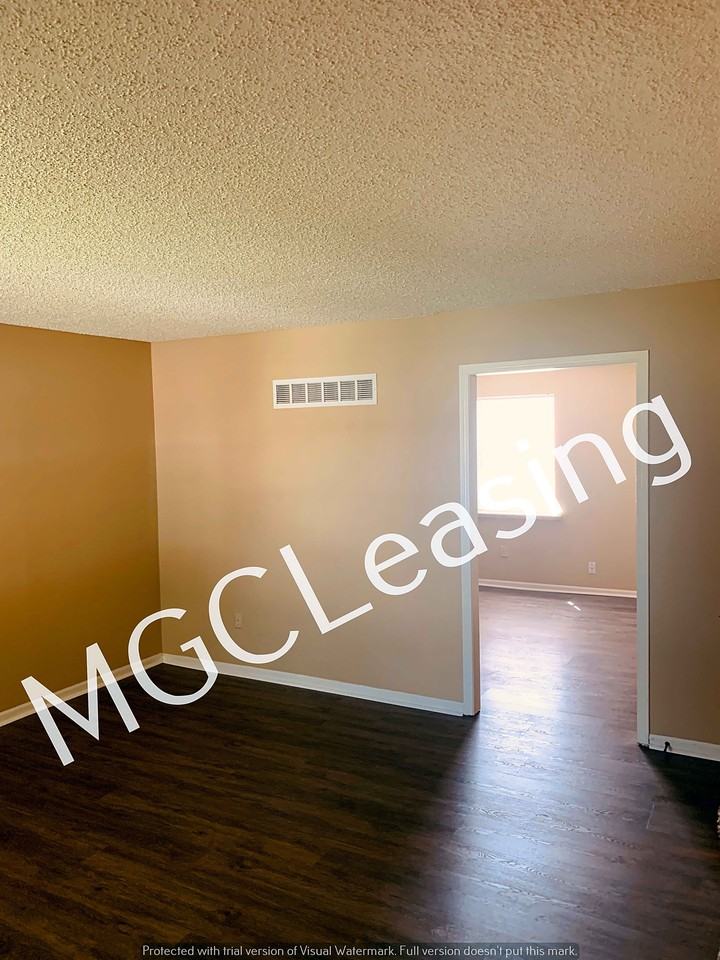 104 Ne Timbercreek Cir - Photo 2 of 5