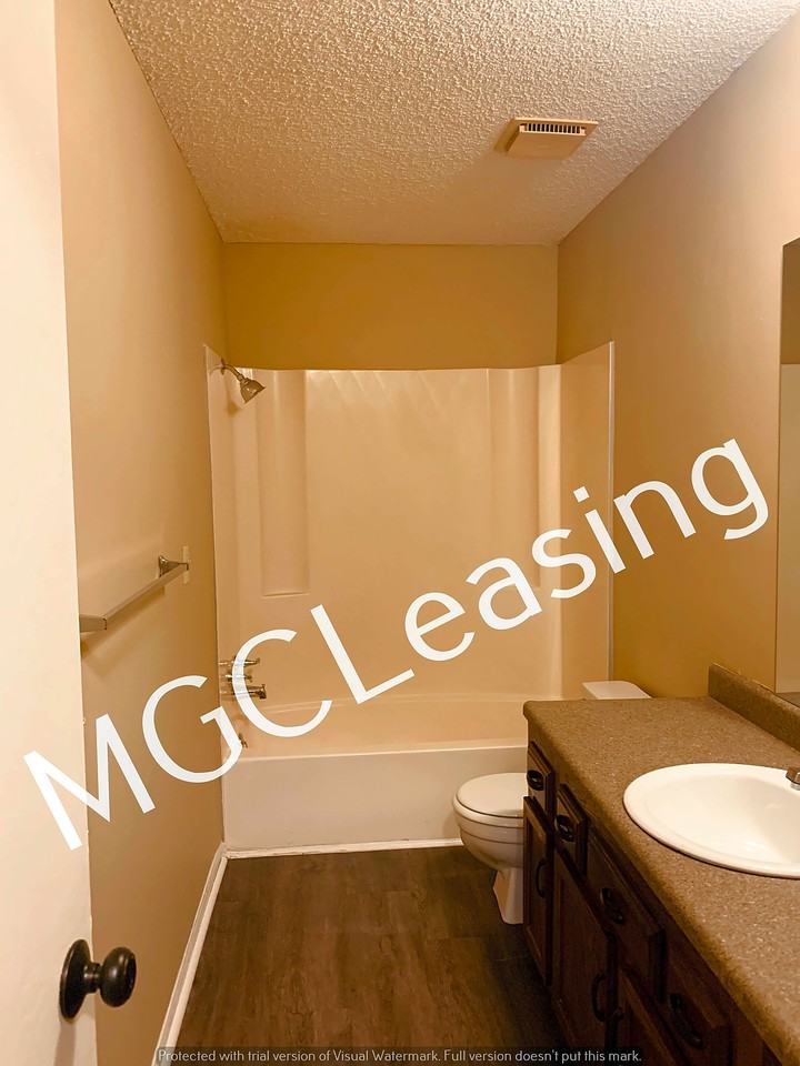 104 Ne Timbercreek Cir - Photo 3 of 5