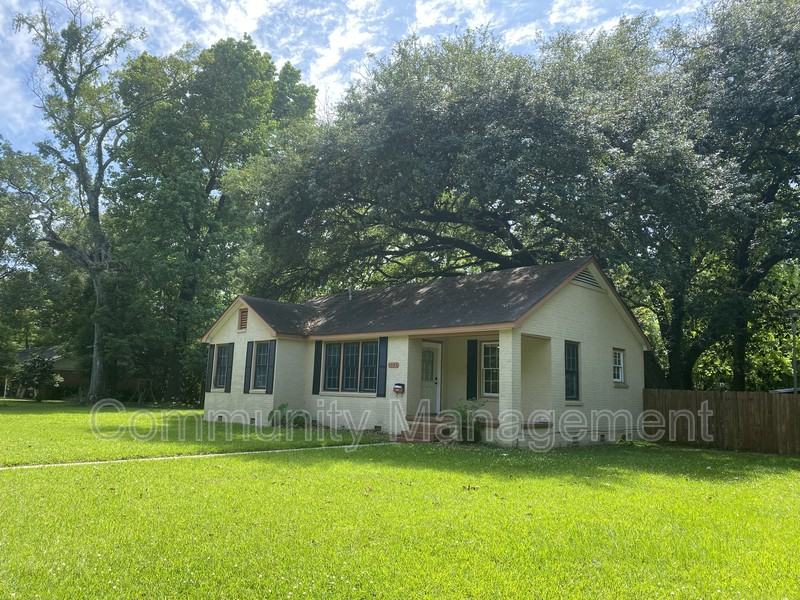 1143 N Leighton Dr - Photo 2 of 19