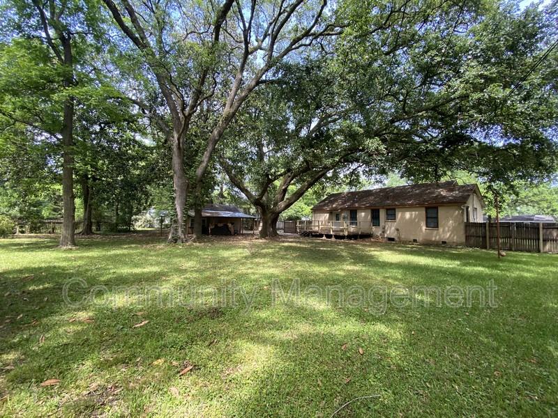 1143 N Leighton Dr - Photo 3 of 19