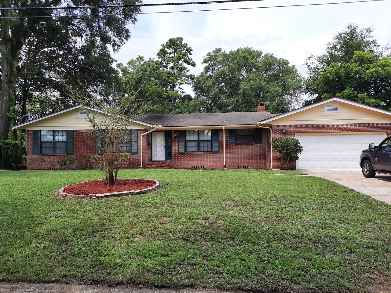 1044 Carlotta Rd W - Photo 3 of 9