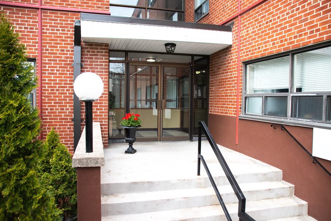 101 Coe Hill Dr Apartments in Swansea, Toronto, ON M6S 3E3 Zumper