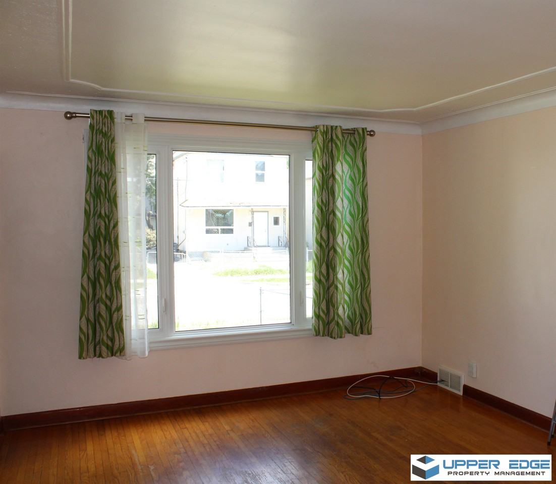 726 Pacific Ave - Photo 3 of 12