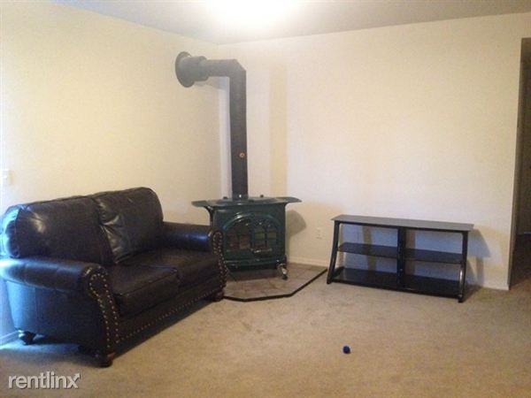 1215 Woodstock Dr - Photo 2 of 7