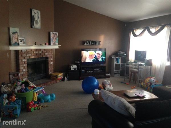 1215 Woodstock Dr - Photo 3 of 7