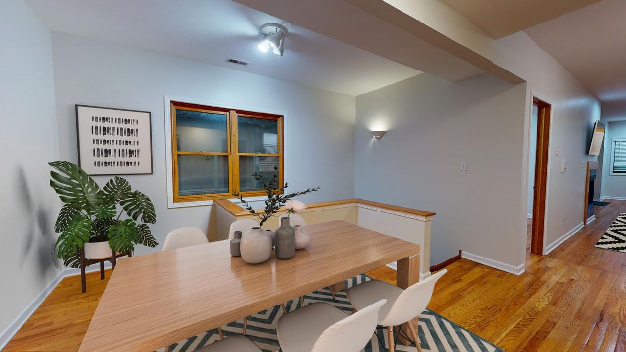 Bright and spacious Noble Square duplex near vibrant Wicker Park - Photo 2 of 19