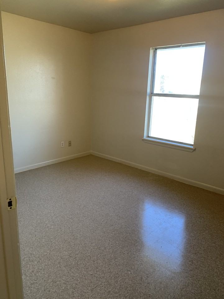 744 W Avenue B - Photo 3 of 4