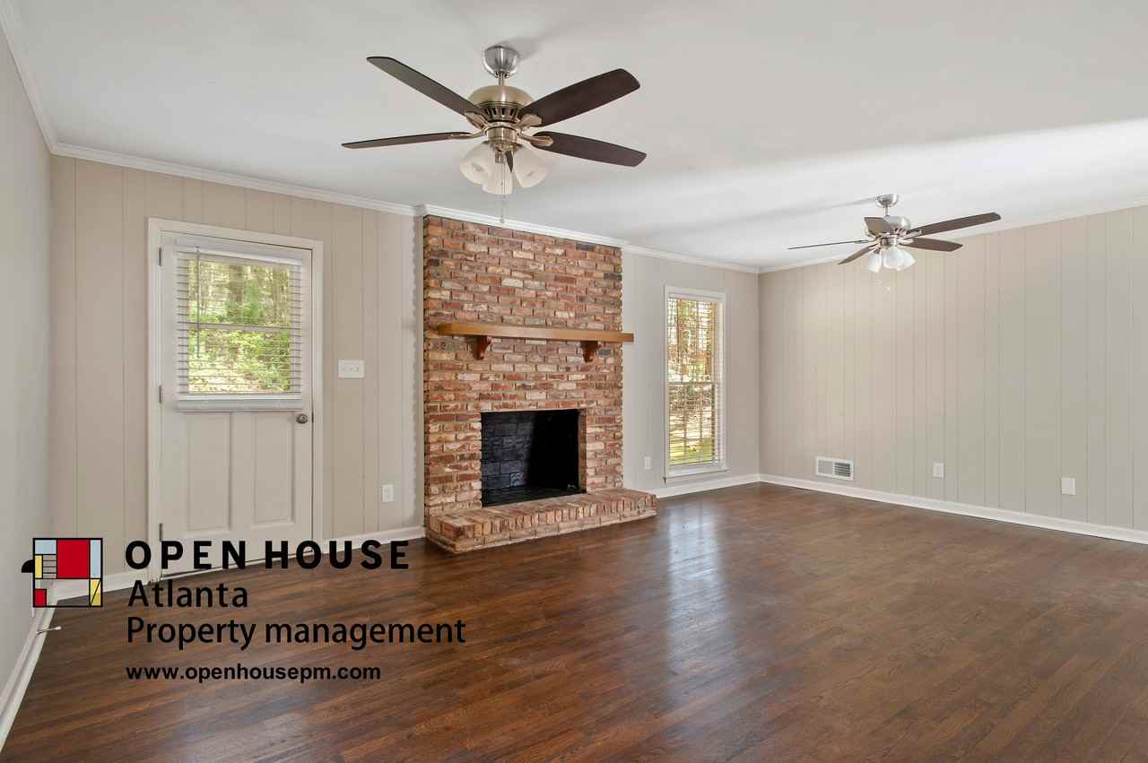 1250 Ridgefield Dr - Photo 2 of 10