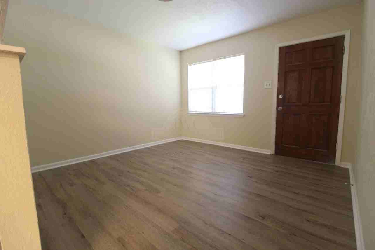 805 Sandy Ct - Photo 2 of 12