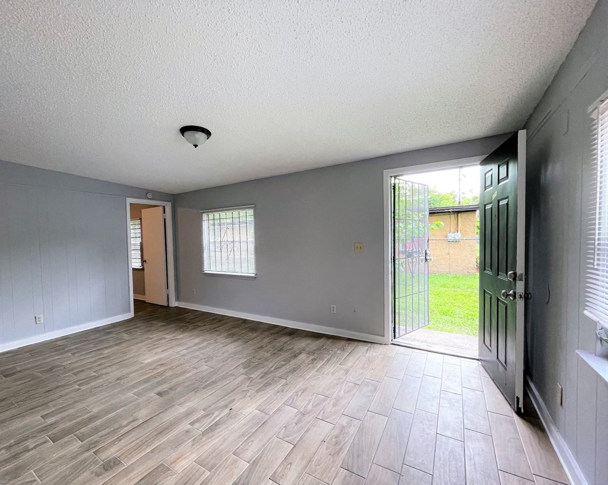3248 Phyllis St - Photo 2 of 9