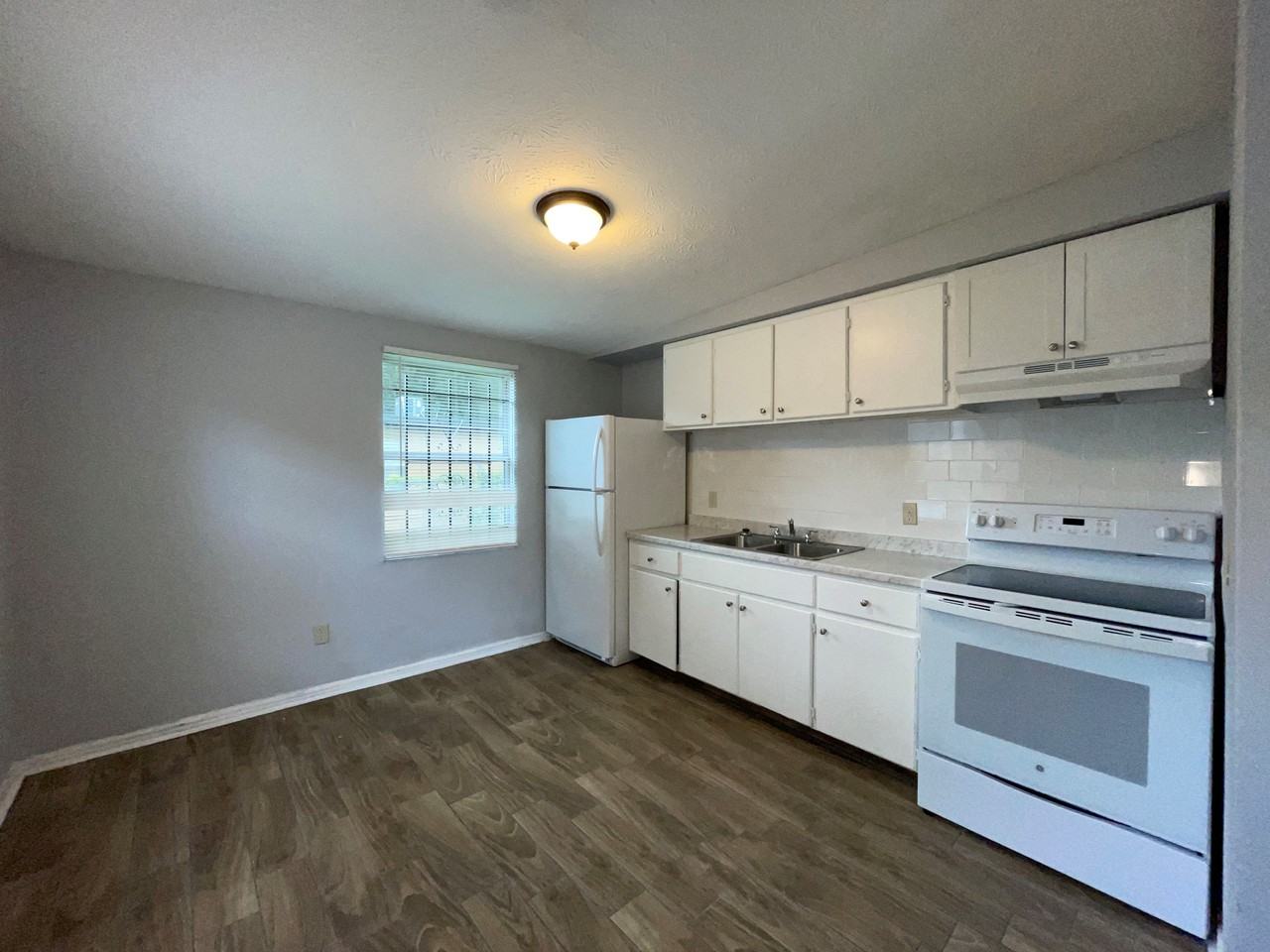 3248 Phyllis St - Photo 3 of 9