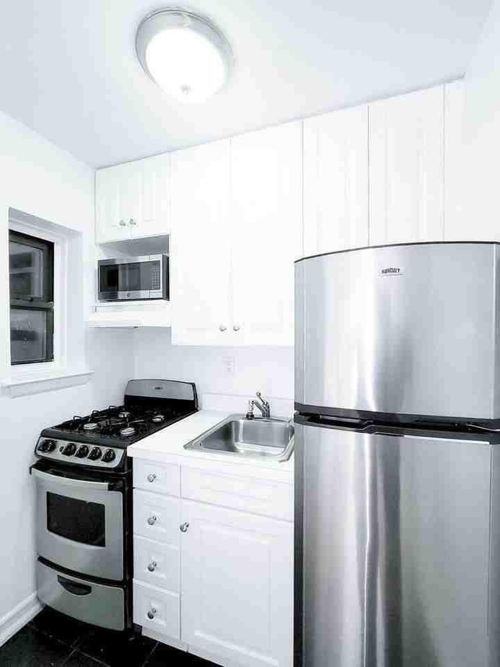 York Ave & E 85th St #2B