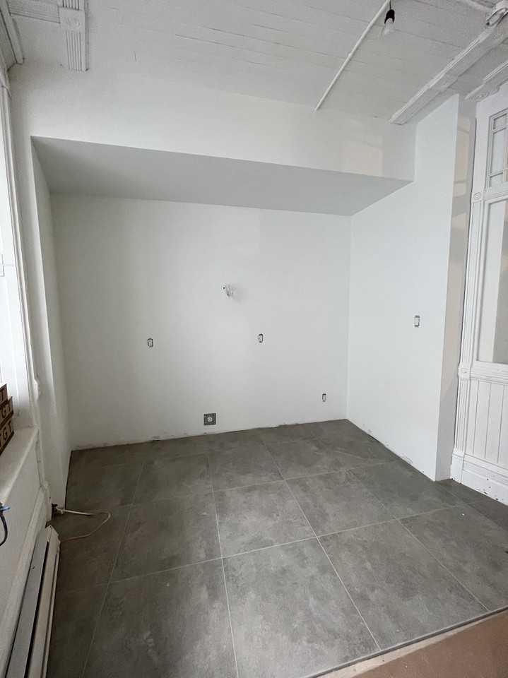 139 Rue Saint-Paul Ouest #201 - Photo 3 of 7