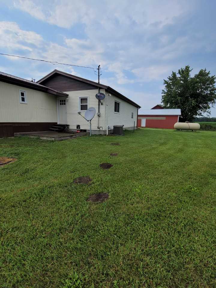 5140 11 Mile Rd - Photo 3 of 16