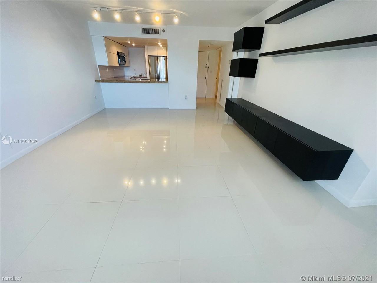 540 Brickell Key Dr - Photo 3 of 28