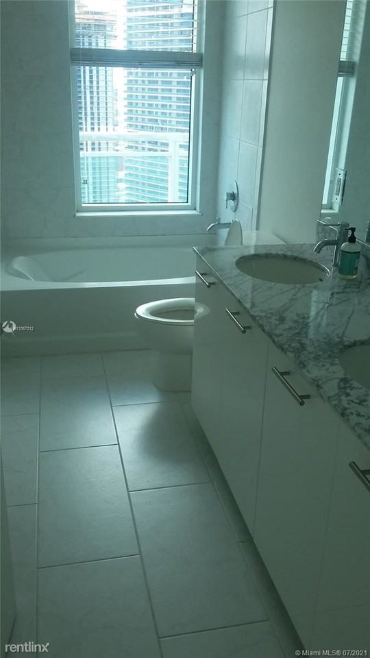 950 Brickell Bay Dr - Photo 2 of 26
