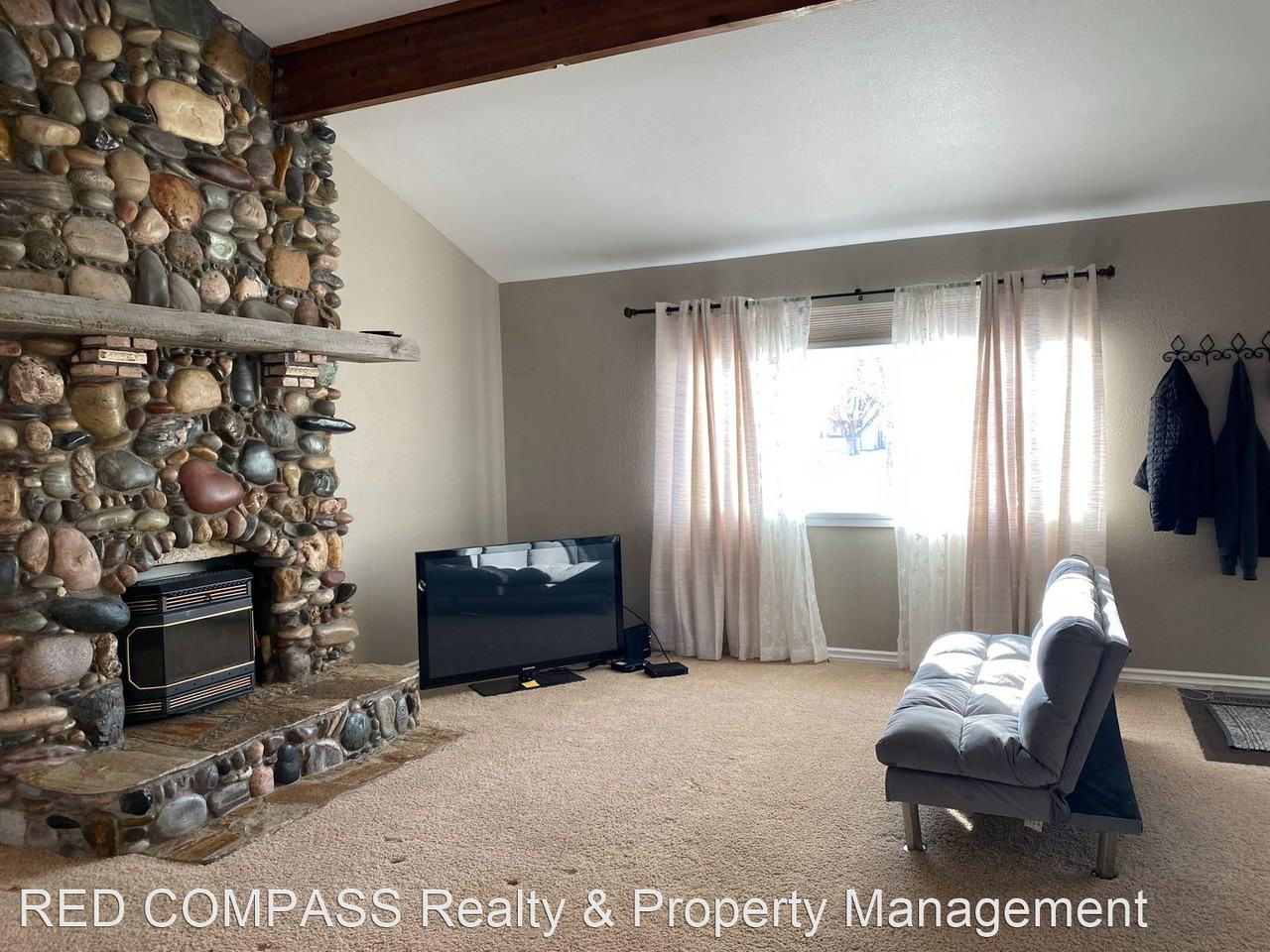 2844 Newport Cir - Photo 3 of 19