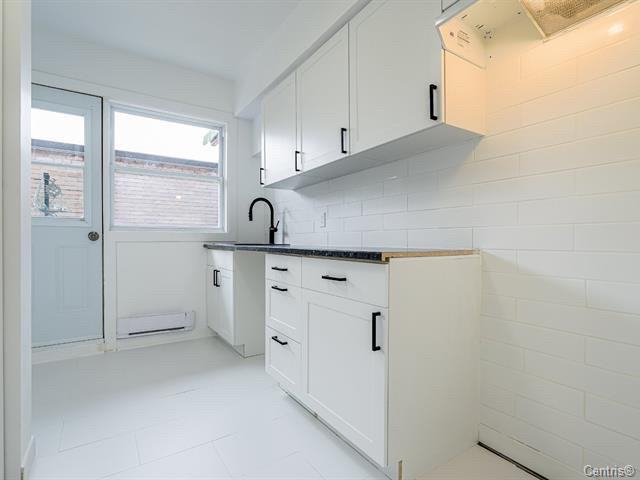 991 Av Rockland - Photo 3 of 8