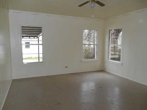 303 NW 4th St - Photo 2 of 5