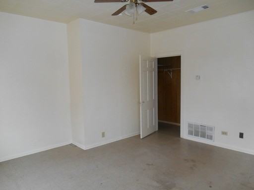 303 NW 4th St - Photo 3 of 5