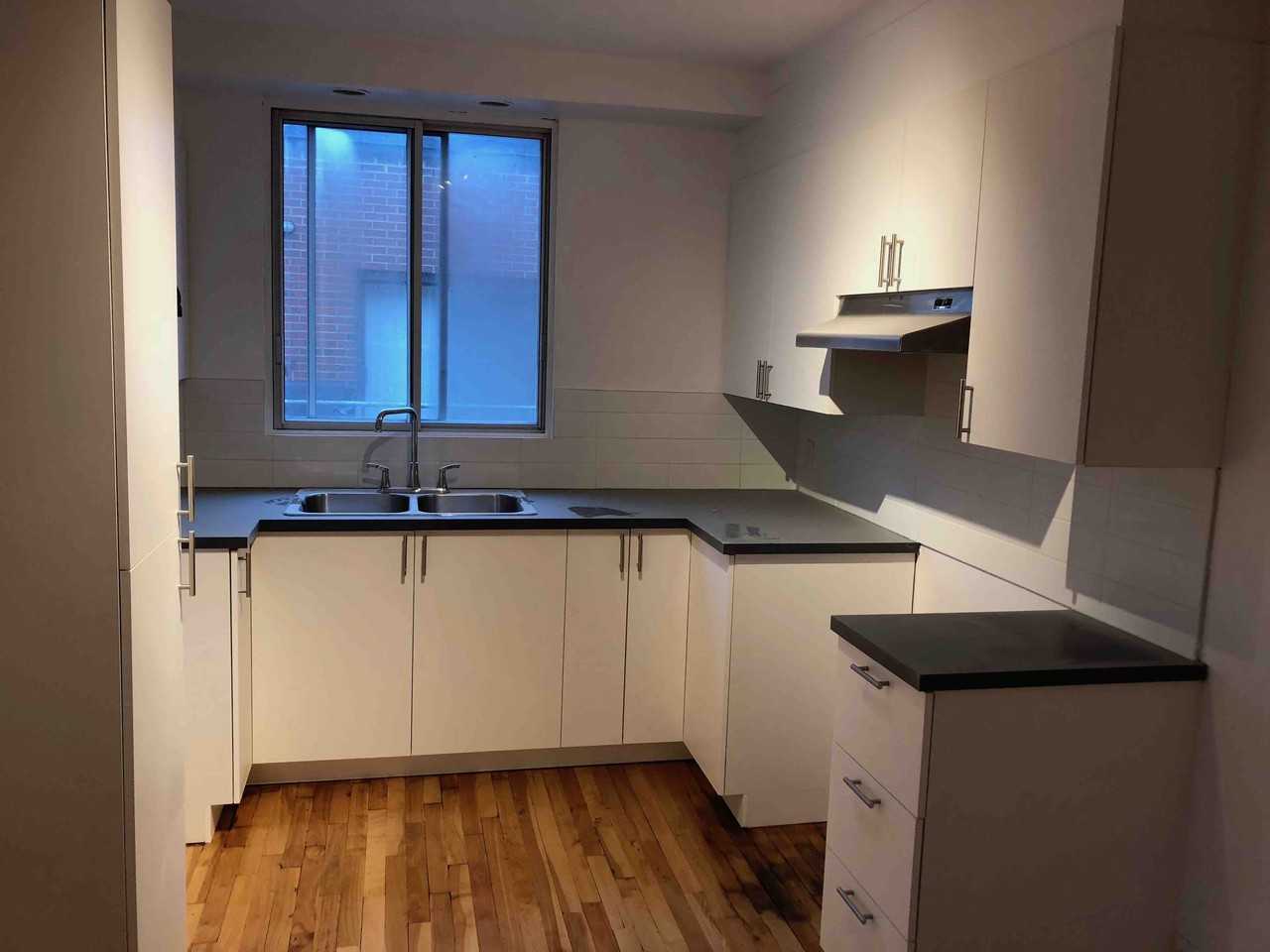 5205 Avenue Walkley 28, Montréal, QC H4V 2M4 3 Bedroom Apartment for