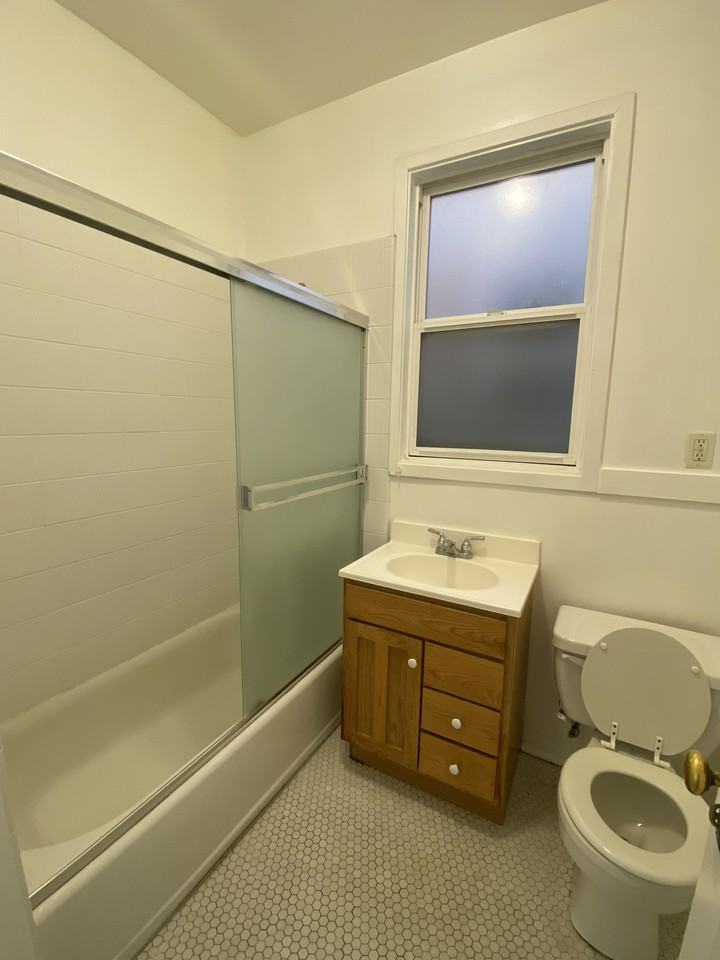 1009 B St - Photo 3 of 6