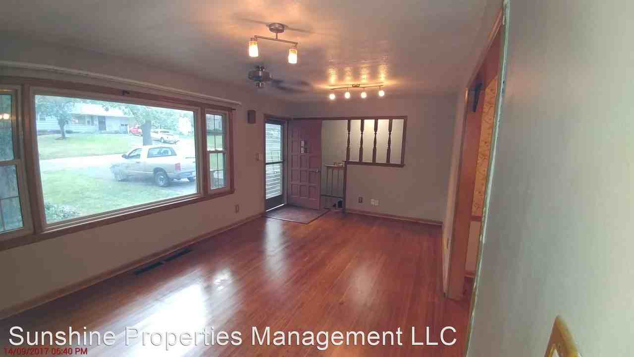 4705 S Crysler Ave - Photo 3 of 33