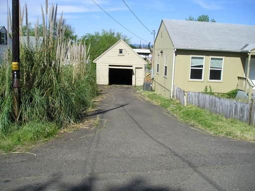 534 NE Cummins St - Photo 3 of 3