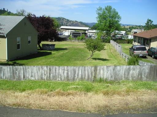 534 NE Cummins St - Photo 2 of 3