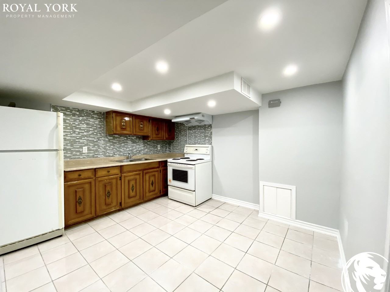 31 Hoseyhill Cres #2 - Photo 3 of 18