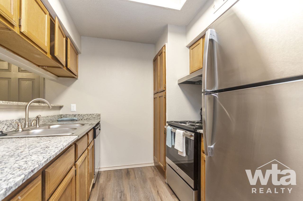 2425 CROMWELL CIR - Photo 3 of 14