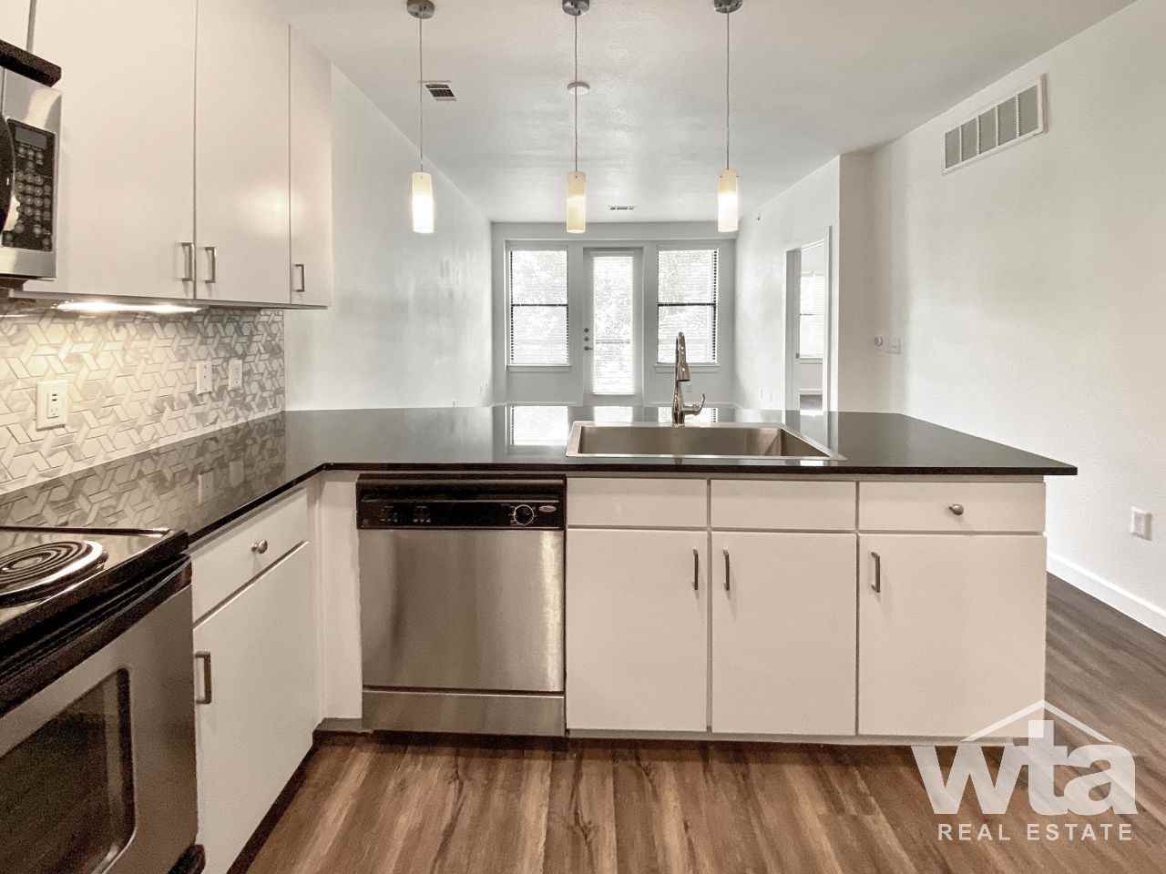 127 E RIVERSIDE DR - Photo 3 of 13