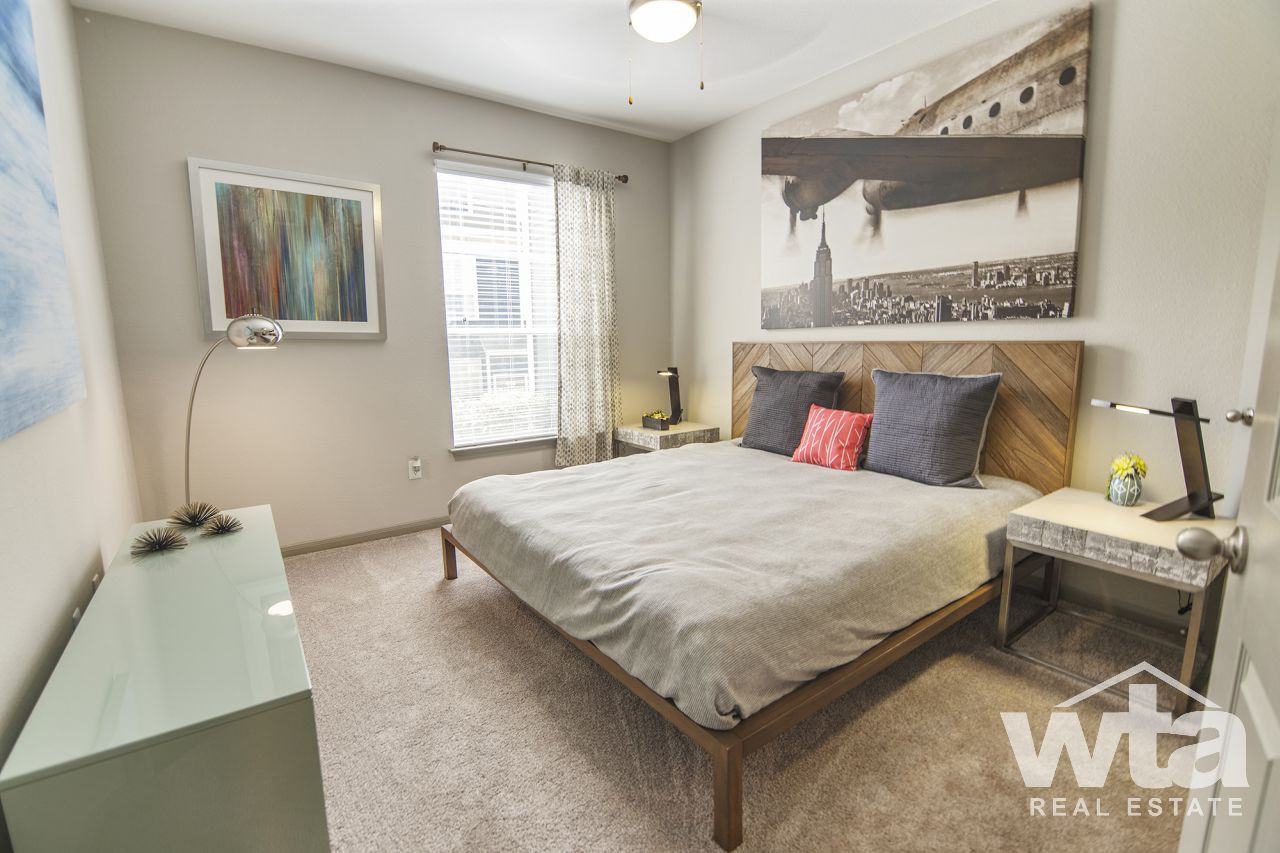 500 E STASSNEY LN - Photo 3 of 26