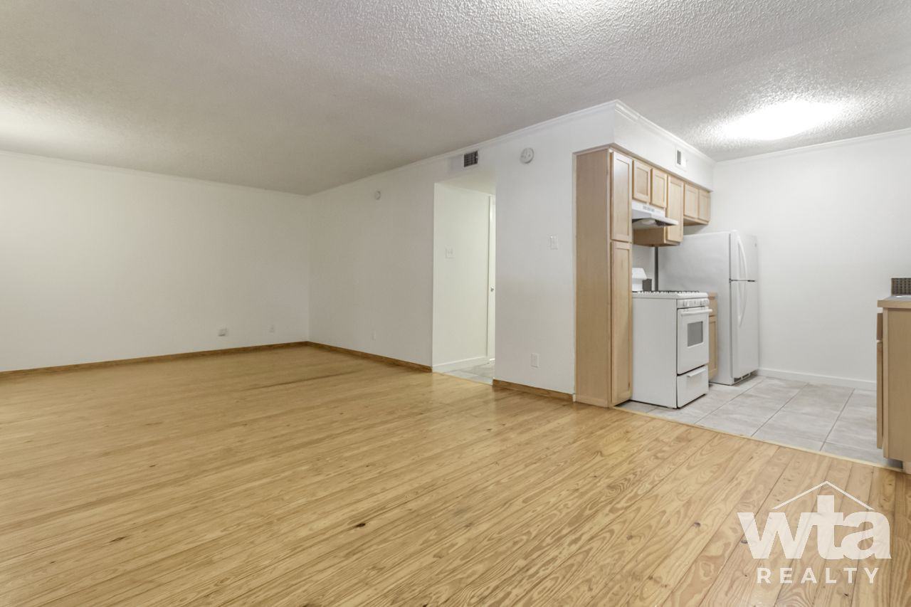 2202 W NORTH LOOP BLVD - Photo 2 of 23