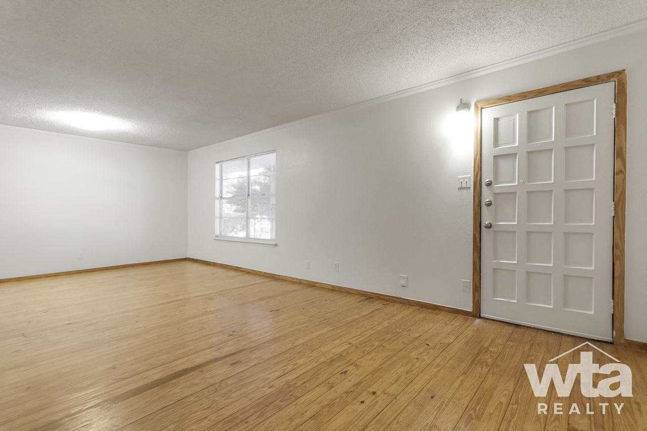 2202 W NORTH LOOP BLVD - Photo 3 of 23