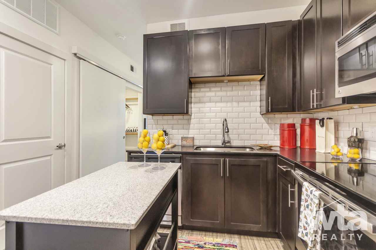 11711 DOMAIN DR - Photo 3 of 20