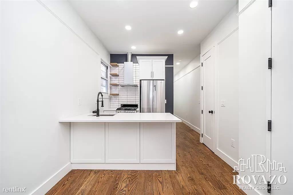 112 Duncan Ave - Photo 2 of 11