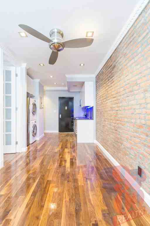 E 11th St #1A - Photo 4 of 7