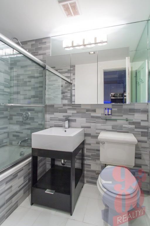 E 11th St #1A - Photo 7 of 7