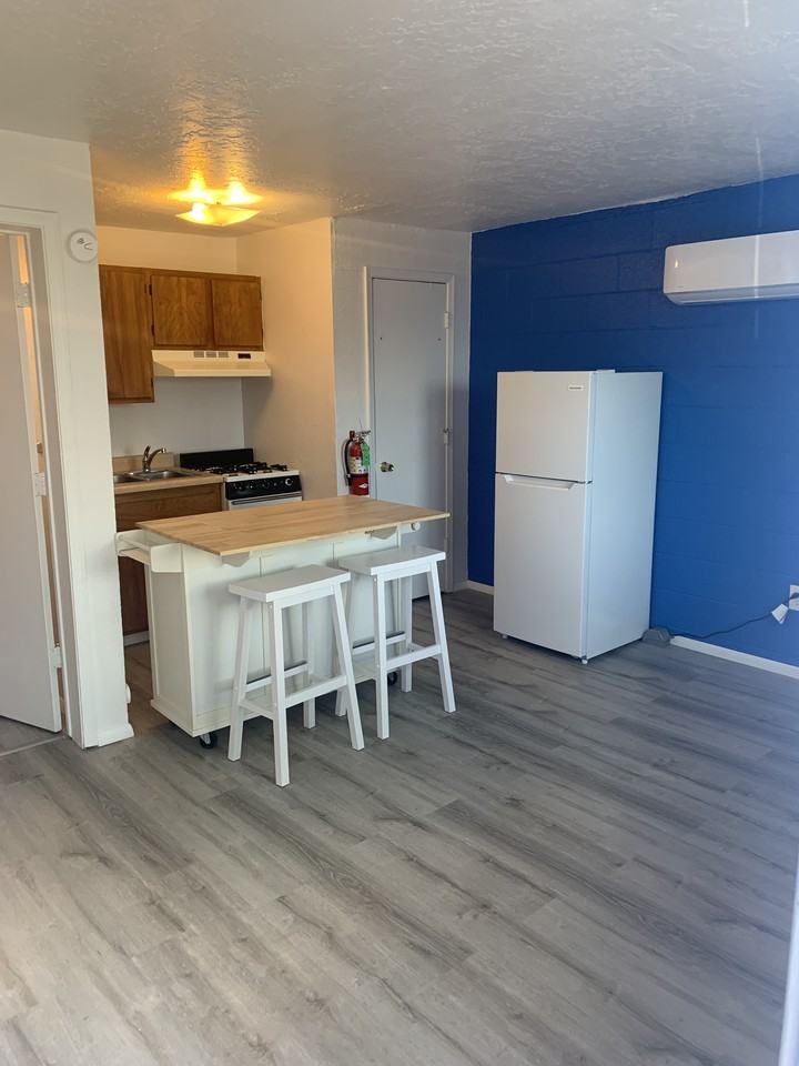 1701 Lead Ave Se - Photo 4 of 25