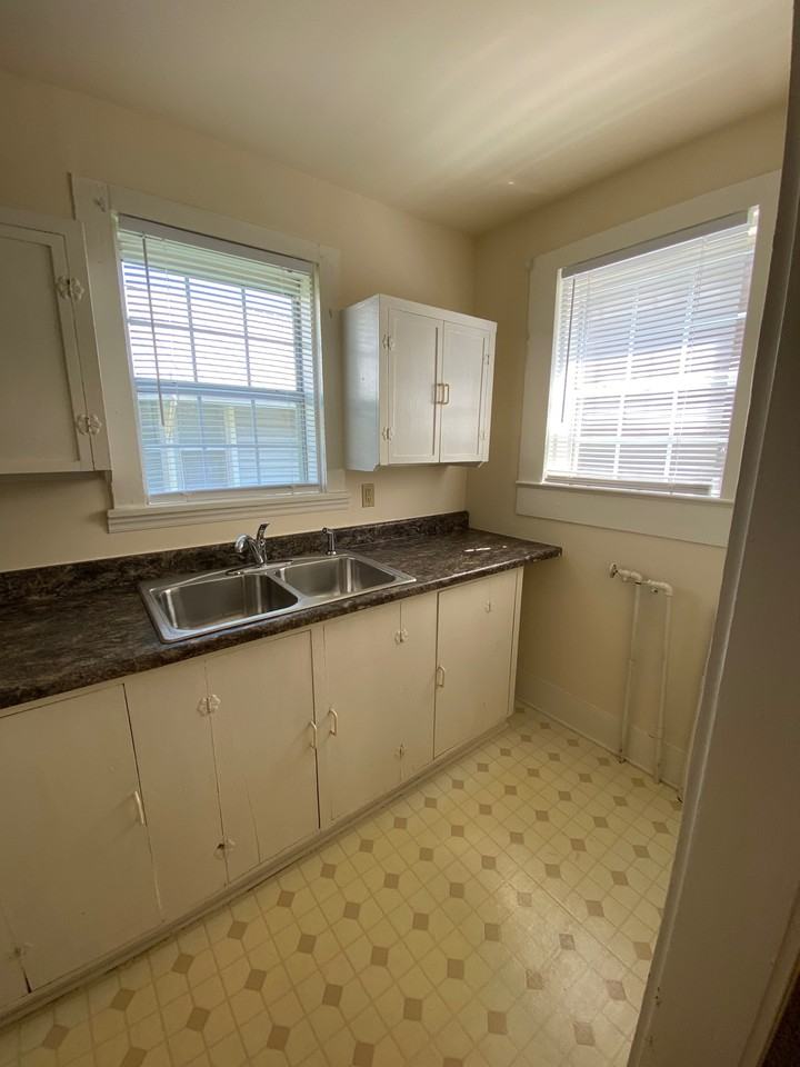 302 North Barker Avenue - 3 #3 - Photo 3 of 10