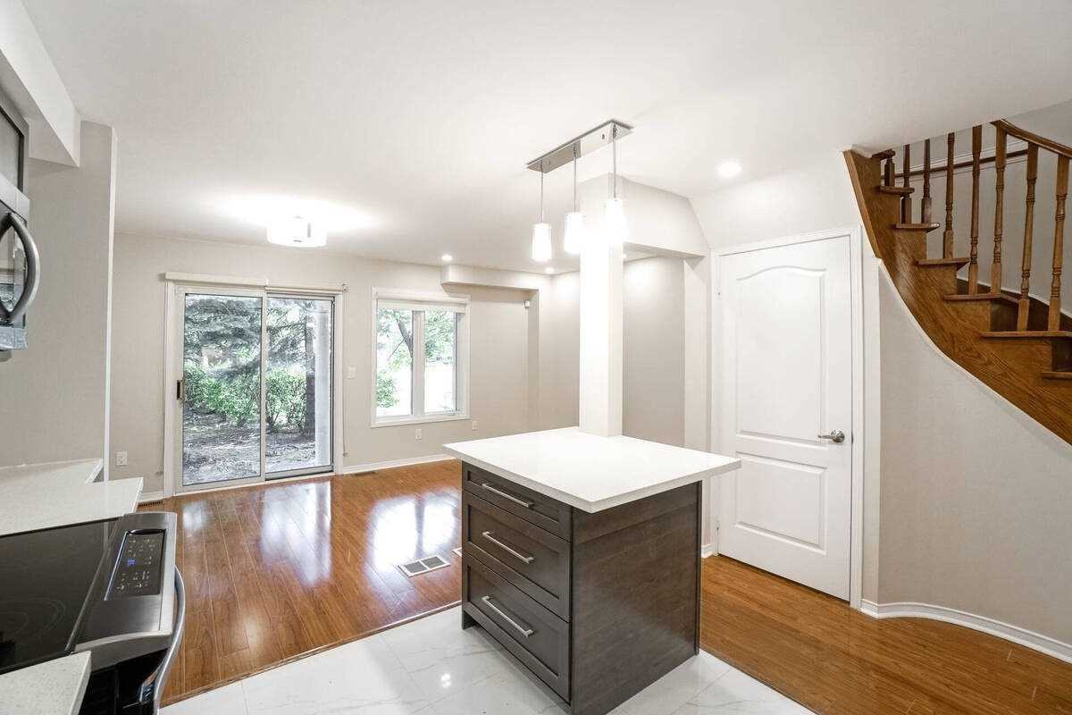 833 Scollard Court - Photo 5 of 31