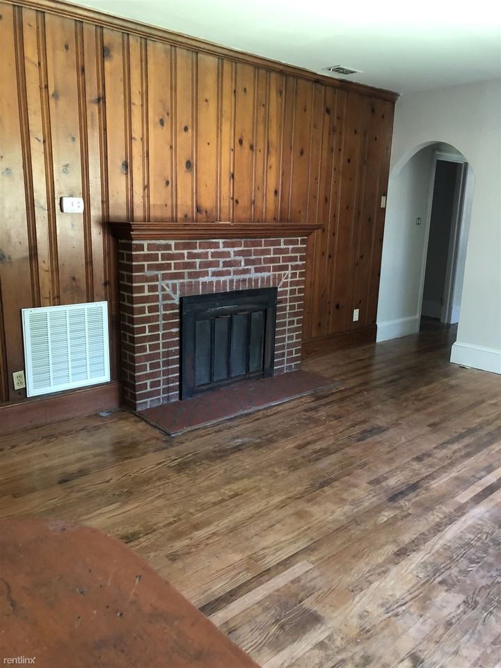 1418 Flynn Rd - Photo 2 of 4