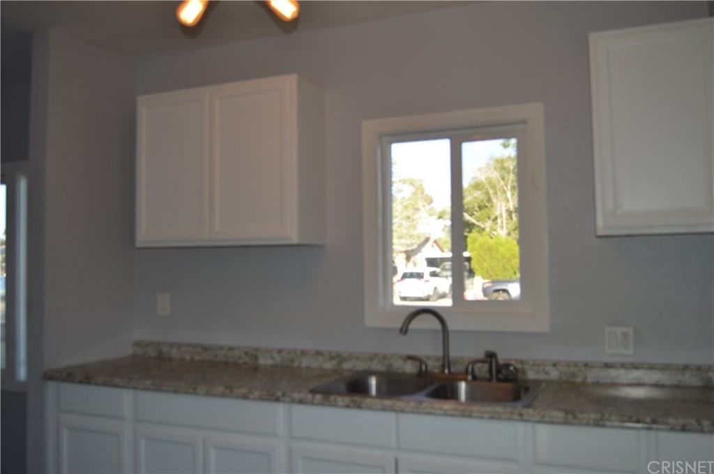 45122 Redwood Ave - Photo 3 of 11