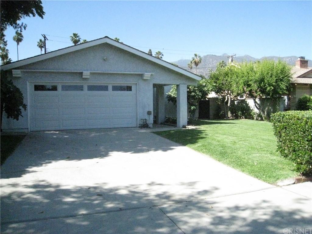 2155 Queensberry Rd - Photo 2 of 33