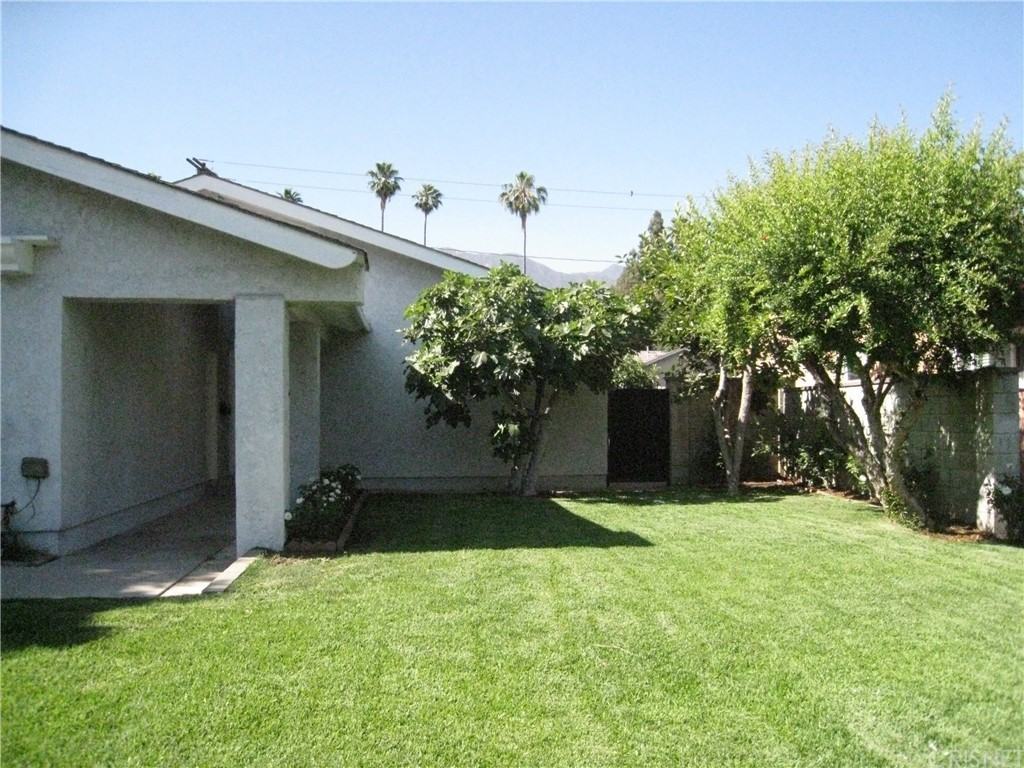 2155 Queensberry Rd - Photo 3 of 33