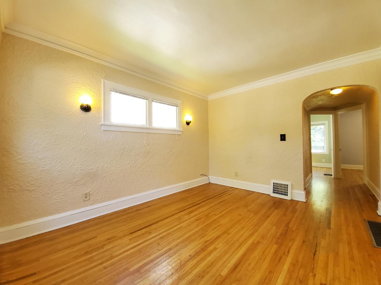 810 8th St Se #1 - Photo 3 of 10