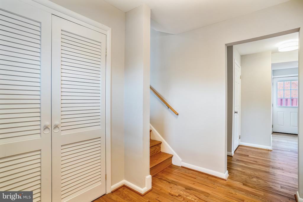 900 S Wakefield St - Photo 2 of 44