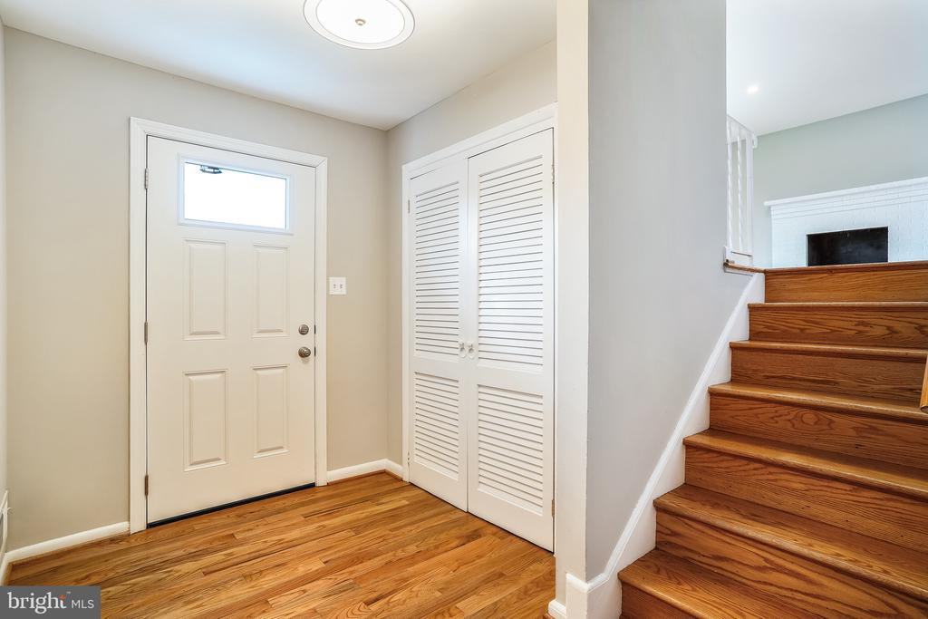 900 S Wakefield St - Photo 3 of 44