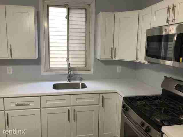 623 Marshall St - Photo 3 of 10